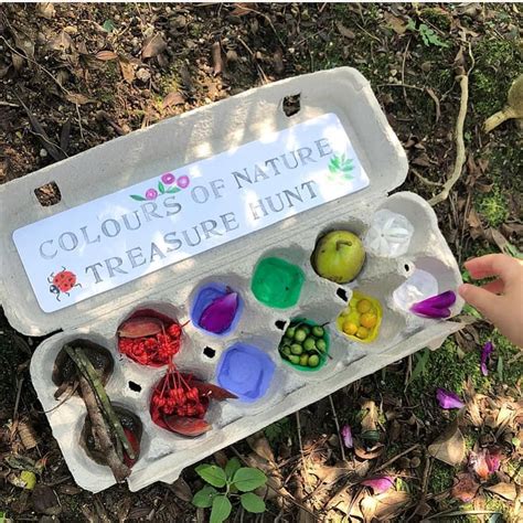 Rainbow nature hunt anyone?? Love this accessible activity to play with colors, and outside ...