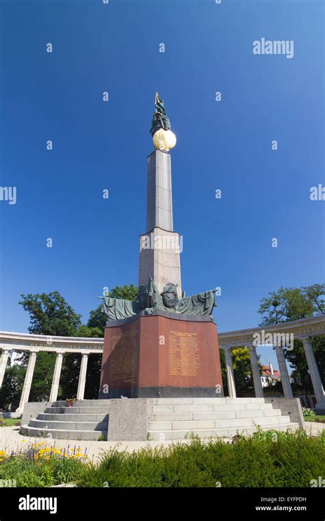 Vienna, Monument of Red Army near Hochstrahl fountain (Hochstrahlbrunnen) at Schwarzenberg ...