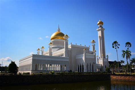 Snapshot: Sultan Omar Ali Saifuddien Mosque in Brunei | GloboTreks