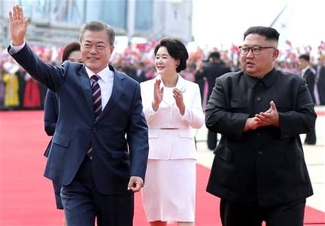 Kim Jong Un Hugs Moon Jae-in as Inter-Korean Summit Starts - Other ...