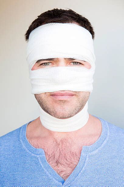 1,200+ Injured Man With Head Bandages Stock Photos, Pictures & Royalty ...