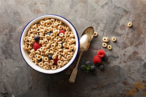 The Healthy Cereals Nutrition Pros Swear By For Breakfast | The Healthy