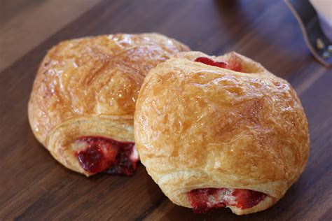 Strawberry Cream Cheese Croissant | Mi-Sant