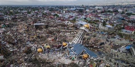 Il numero di morti per il terremoto e lo tsunami in Indonesia è salito ...