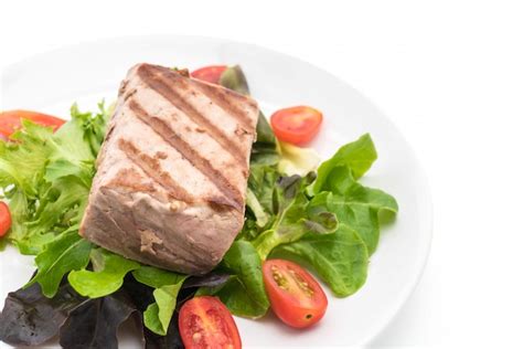 Premium Photo | Tuna steak with salad