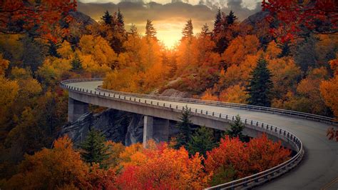 Linn Cove Viaduct on the Blue Ridge Parkway, North Carolina, USA ...