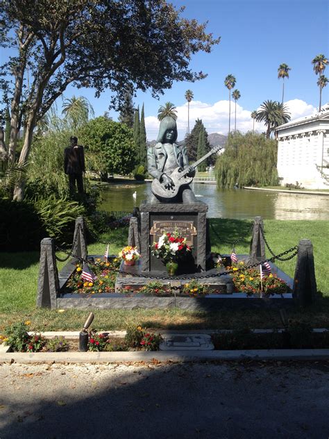 Johnny Ramone memorial and statue at Hollywood Forever Cemetery ...