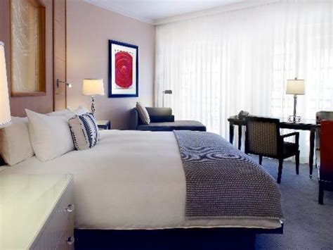 Hollywood Hills View Luxury Room – Magellan Luxury Hotels