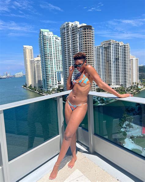 Monica McNutt 'breaks the internet' with stunning new pics in bikini as ...