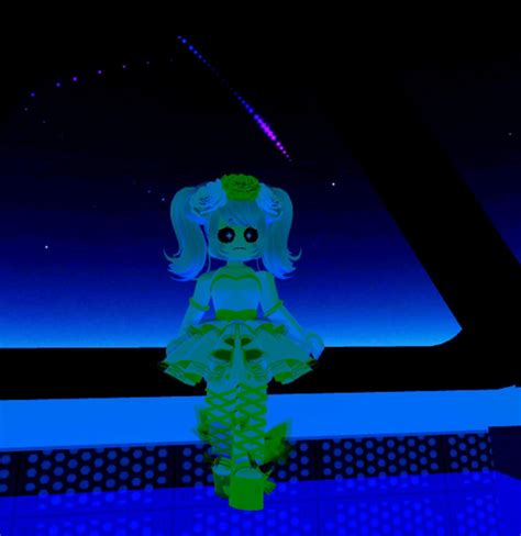 So I made this cute alien outfit : r/RoyaleHigh_Roblox