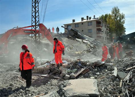 Major earthquake strikes Turkey - Photo 21 - Pictures - CBS News