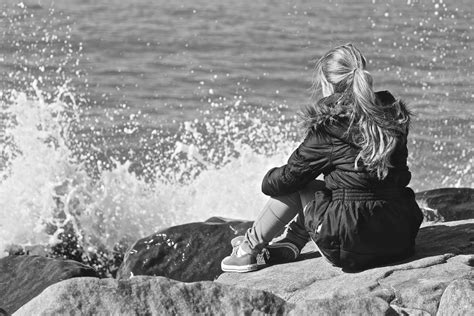 Images Gratuites : mer, eau, Roche, la personne, noir et blanc, fille, la photographie, vague ...