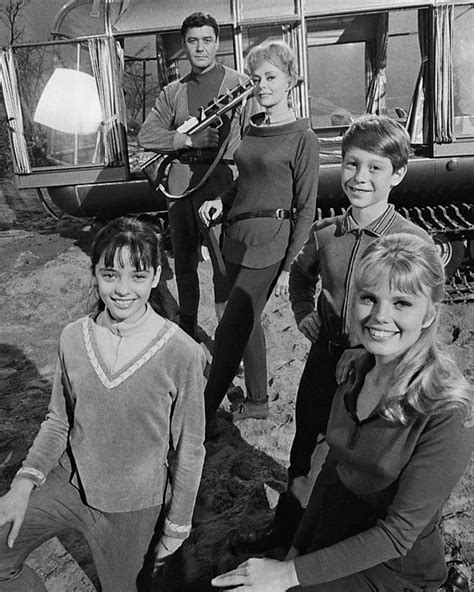 THE ROBINSON FAMILY FROM CBS TVs 'LOST IN SPACE' - 8X10 PUBLICITY PHOTO ...