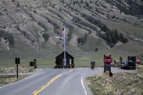 Yellowstone National Park North Entrance ~ Yellowstone Up Close and ...