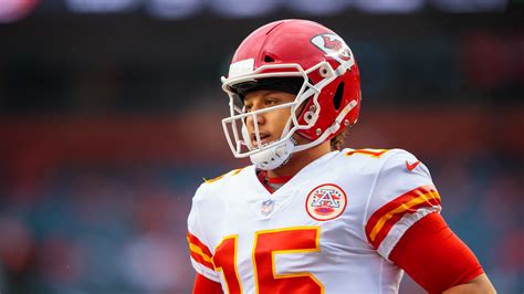 Watch: Patrick Mahomes makes unreal left-handed throw to pick up first ...