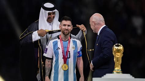 What was Lionel Messi wearing during the World Cup 2022 trophy ceremony ...