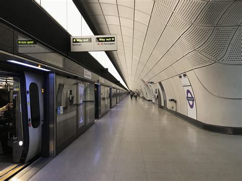 Elizabeth line Class 345 Bombardier Aventra train at Farringdon station ...