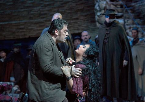 Gritty staging, Heras-Casado’s conducting lift a mixed cast in Met’s “Carmen”