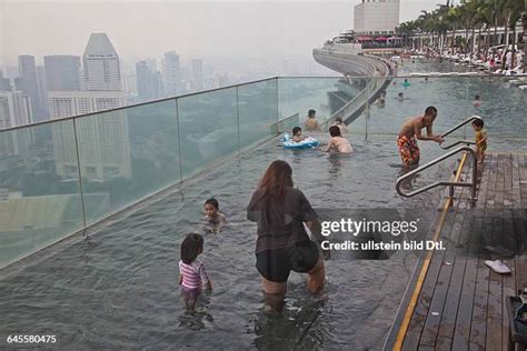 262 Singapore Infinity Pool Stock Photos, High-Res Pictures, and Images ...