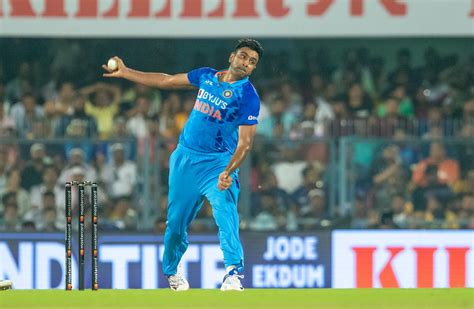 R Ashwin is set to bowl what looks like a carrom ball | ESPNcricinfo.com