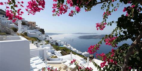 The Best Honeymoon Hotels in Santorini | Best island vacation ...