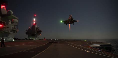 The F-35B Lightning II performs an epic vertical landing on the HMS ...