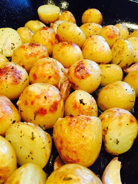 Roasted new potatoes with herbs - Daisies & Pie