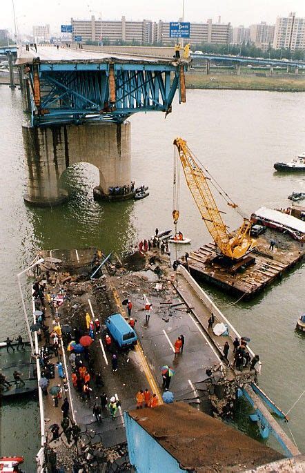 Seongsu Bridge collapse. Oct 21, 1994 - Seoul, South Korea 🇰🇷 The bridge collapsed early in the ...