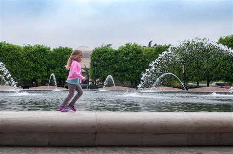 Child playing at fountains - Creative Commons Bilder