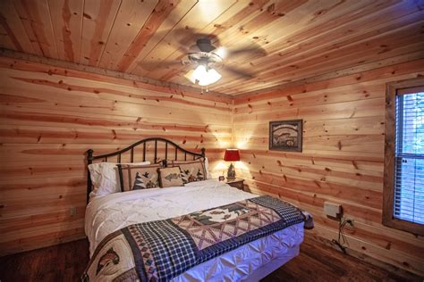 cabin master bedroom - Blue Beaver Cabins