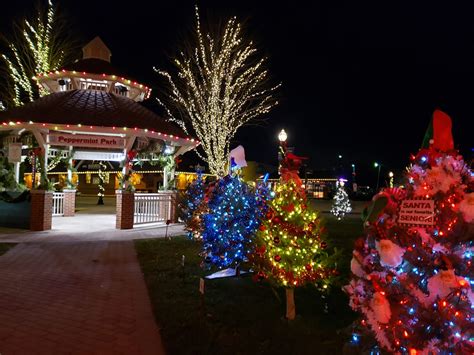 Christmas Tree Lane – Downtown Crystal Lake