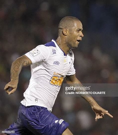 181 Cruzeiro Footballer Dede Stock Photos, High-Res Pictures, and Images - Getty Images