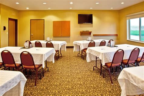 HOLIDAY INN EXPRESS & SUITES SHELDON - Prices & Hotel Reviews (Iowa)