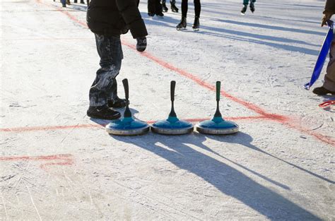 Wie funktioniert Eisstockschießen? Regeln, Begriffe und Technik