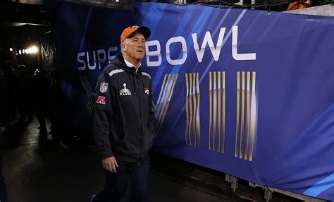 Head coach John Fox walks onto the field before the NFL Super Bowl ...