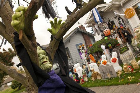 10 Best Outdoor Halloween Decorations - Porch Decor Ideas for Halloween