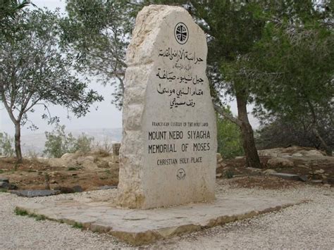 The Unknown yet Known Place of Moses’ Burial - TheTorah.com