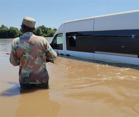 SANDF recovers vehicle after smugglers get it stuck in Limpopo River - defenceWeb