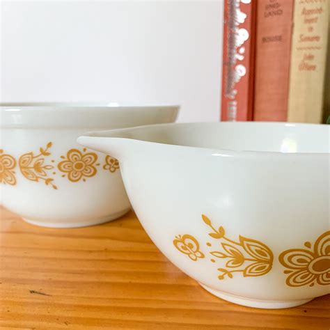 PYREX 'BUTTERFLY GOLD' MIXING BOWLS