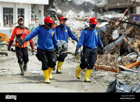 Workers doing clean up after the Indian Ocean earthquake and tsunami Stock Photo: 81149551 - Alamy