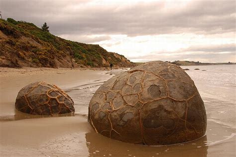 The Mysterious Moeraki Boulders (14 pics)