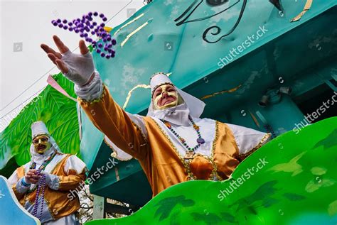 MEMBER KREWE THOTH THROWS BEADS CROWD Editorial Stock Photo - Stock ...