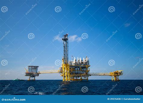 Oil and Gas Platform in the Gulf or the Sea, Offshore Oil and Rig Construction Platform Stock ...