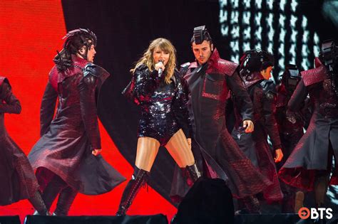 Taylor Swift Premieres '22' Music Video | Beyond the Stage