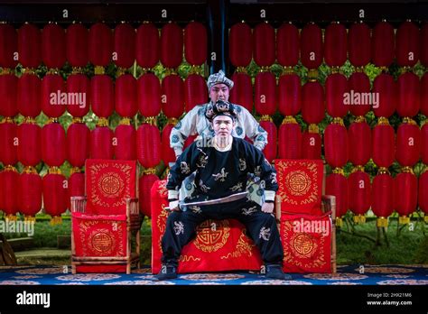 Sichuan opera performers in a Chinese teahouse Stock Photo - Alamy