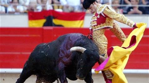 Best Bull Fight technique |full bullfighting in Spain very dangerous ...