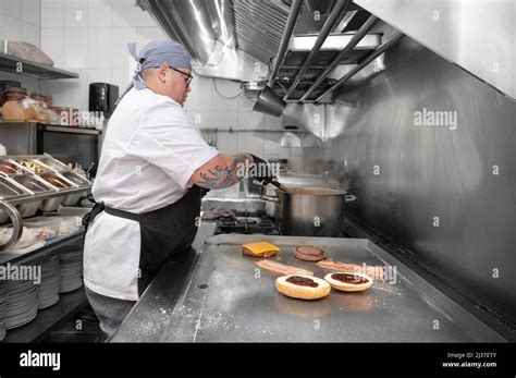 Cooking burgers employee hi-res stock photography and images - Alamy