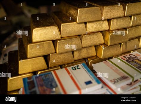 Bank vault with gold and cash Stock Photo - Alamy