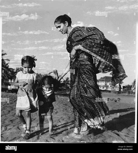 1960 family at beach hi-res stock photography and images - Alamy