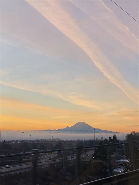 Christmas Eve sunrise from the Link : r/Seattle